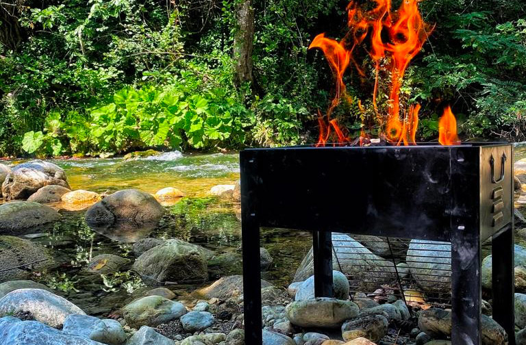 Le verdi acque del lago di San Vincenzo a 10 minuti di distanza e le selvagge sponde del sorgivo fiume Volturno accessibili dal Casale.