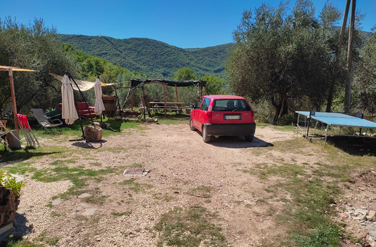 L’ultima tua preoccupazione è l’auto che puoi lasciare nell’area riservata del casale recintata e sorvegliata.