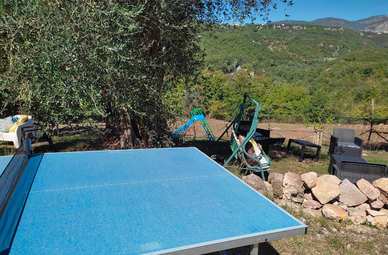 Scivolo, altalena e tavolo da pin pong dove non solo i bambini che potrai facilmente controllare dalla terrazza e dal solarium avranno a disposizione un’area tutta per loro dedicata allo svago.